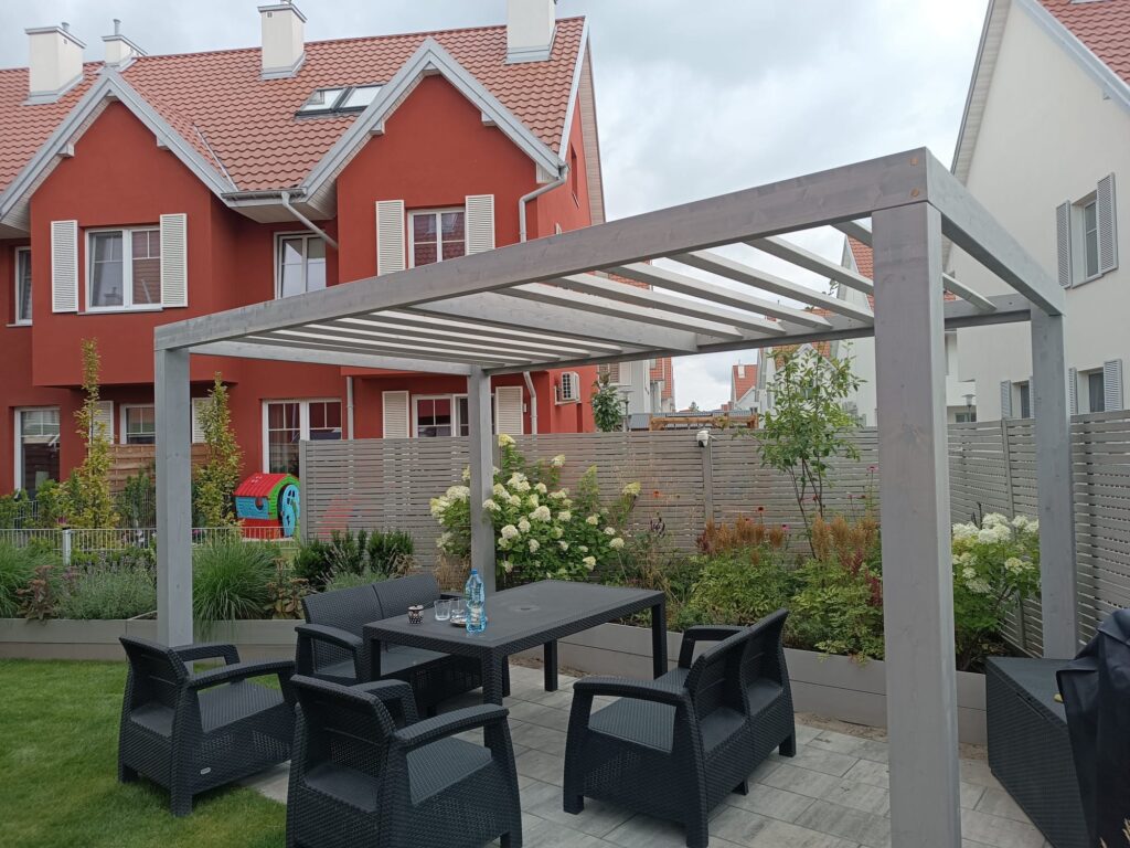 Pergola drewniana tarasowa przy domu jednorodzinnym